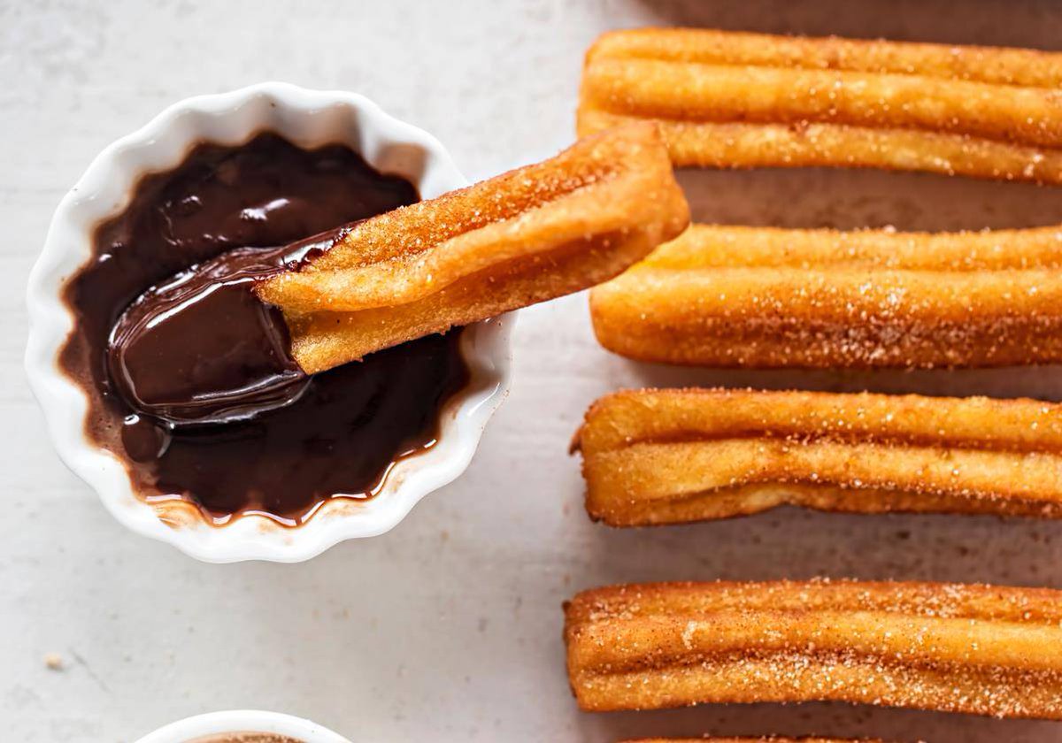 DeliciaBened's tweet photo. Churros crujientes con chocolate caliente, el placer espaol que calienta cualquier día! https://t.co/jQBYoXn6YY