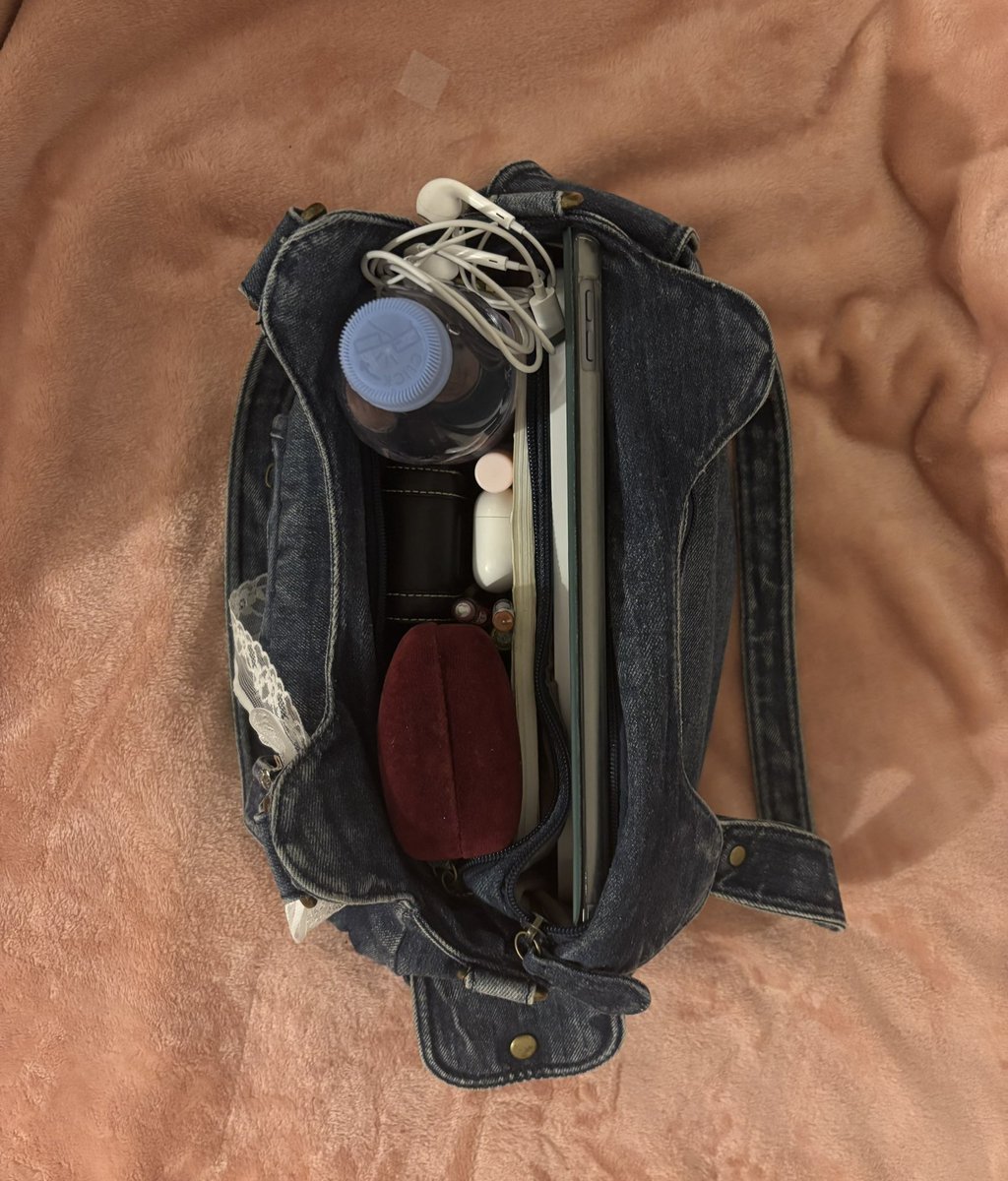 wurlise's tweet photo. what’s in my bag https://t.co/kNj3zeTmvi