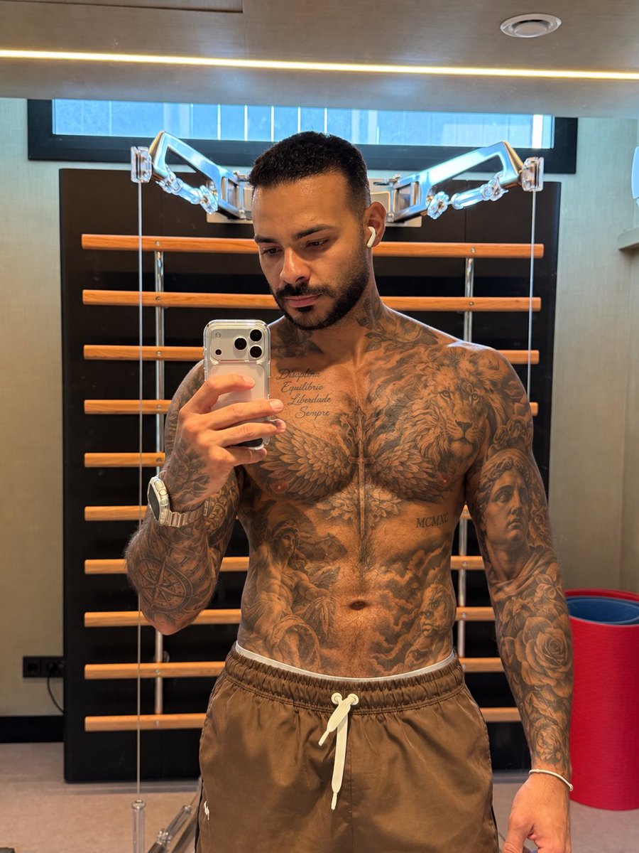ale_jfsilva's tweet photo. Perguntei pro chat como eu seria todo tatuado.
O que acharam ? https://t.co/4MI3uZBOiX