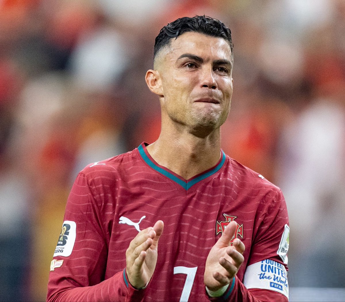 ActuFoot_'s tweet photo. 🚨 Cristiano Ronaldo 🇵🇹 : « J’ai pensé à arrêter après la Coupe du monde. 

JE PENSE TOUJOURS À MES DÉCISIONS, MON FUTUR, AU PRÉSENT AUSSI. 

Je suis quelqu’un qui réfléchit beaucoup. MAIS JE VAIS CONTINUER. 

J’ai parlé avec le sélectionneur et le président, JE PENSE QUE JE PEUX AIDER L’ÉQUIPE. »

🎙️ conf. de presse via @AsQuinasOff