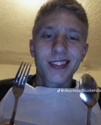 hitwt_'s tweet photo. white people when they eat food https://t.co/7Im1DkeC1U