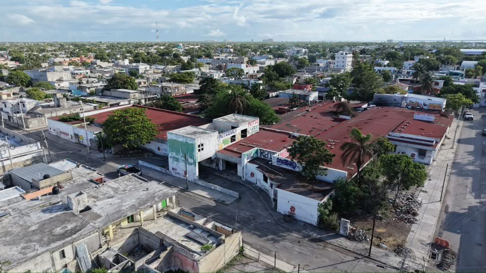 MaraLezama's tweet photo. 🏥✨ ¡#SíSePuede! Inicia la construcción del nuevo Hospital Materno Infantil de #Cancún.

Después de casi una década de abandono, este espacio comienza una nueva etapa para convertirse en un hospital con más de 100 camas, 3 quirófanos, 7 consultorios y atención especializada para mujeres embarazadas, recién nacidos, niñas y niños. 👶🏽

Con una inversión proyectada de casi 640 millones de pesos, contará con áreas de cuidados intensivos neonatales, ginecología, obstetricia, pediatría, perinatología, neonatología, urgencias, laboratorio y diagnóstico.

🇲🇽 Gracias a nuestra Presidenta @Claudiashein por su respaldo para hacer realidad esta obra y seguir fortaleciendo la atención a la salud en #QuintanaRoo. 🙌🏽