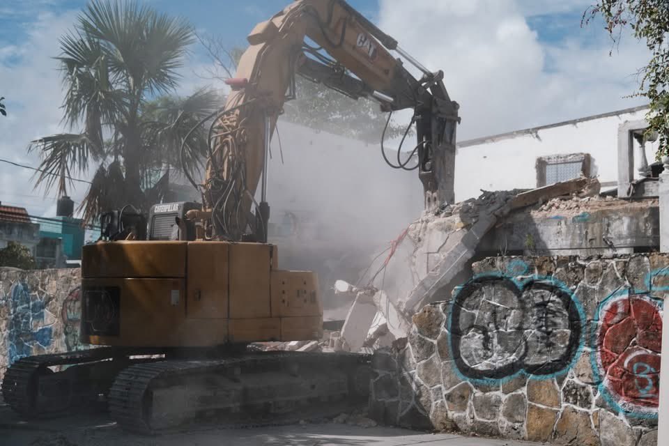 MaraLezama's tweet photo. 🏥✨ ¡#SíSePuede! Inicia la construcción del nuevo Hospital Materno Infantil de #Cancún.

Después de casi una década de abandono, este espacio comienza una nueva etapa para convertirse en un hospital con más de 100 camas, 3 quirófanos, 7 consultorios y atención especializada para mujeres embarazadas, recién nacidos, niñas y niños. 👶🏽

Con una inversión proyectada de casi 640 millones de pesos, contará con áreas de cuidados intensivos neonatales, ginecología, obstetricia, pediatría, perinatología, neonatología, urgencias, laboratorio y diagnóstico.

🇲🇽 Gracias a nuestra Presidenta @Claudiashein por su respaldo para hacer realidad esta obra y seguir fortaleciendo la atención a la salud en #QuintanaRoo. 🙌🏽