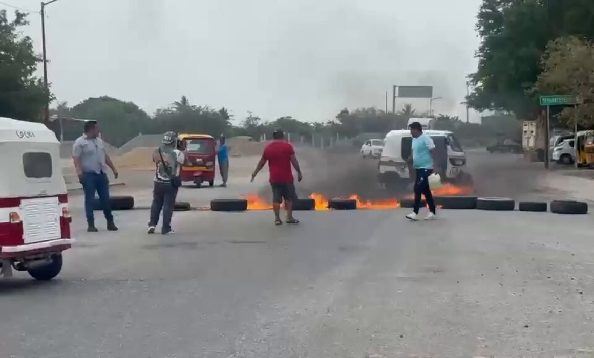 _right_n0w_'s tweet photo. En Juchitán, mototaxistas bloquean y queman llantas por la detención del alcalde https://t.co/PMpvuPm5zV #Juchitán #Mototaxis #Protesta https://t.co/mrjVYSdszC