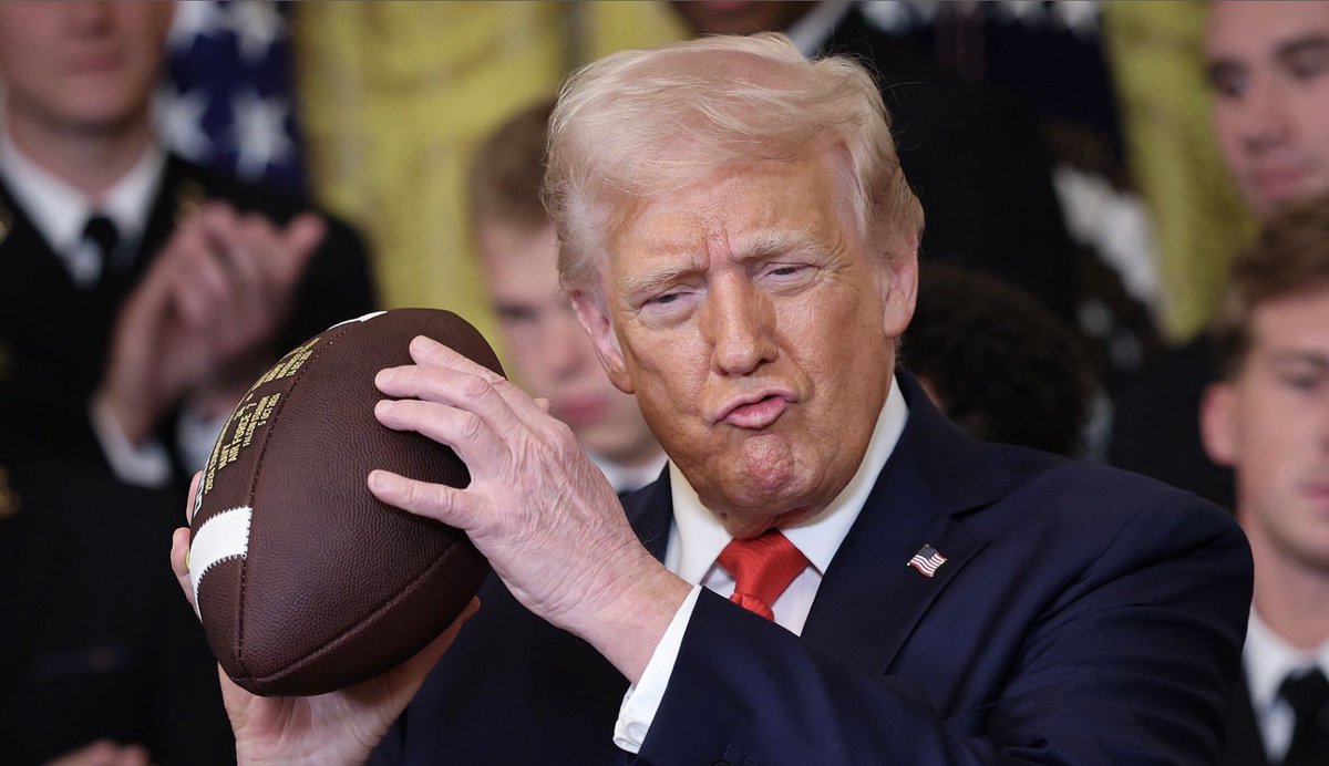 DNNPOSTS's tweet photo. JUST IN🚨: President Donald Trump will attend the Tennessee vs. Texas game on Saturday https://t.co/UHE6JcInTz