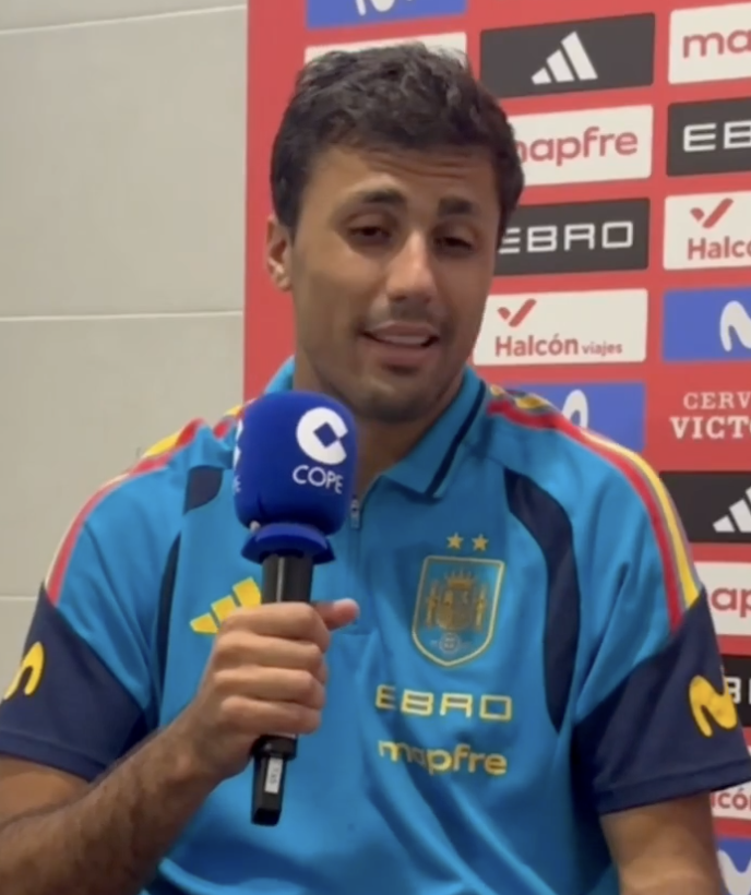 theMadridZone's tweet photo. 🚨 Rodri: "Madrid derby? From a footballing perspective, it was an even match. I think Atletico had more presence on the pitch, made better decisions, turned the game around, and I think they deserved to win.

Of course, there were incidents during the match that could have been handled differently. For me, both Cuti Romero and Kang-in deserved red cards.

Beyond that, as you know, I prefer to analyse the match from a footballing perspective, and that’s it. I think referees can make mistakes sometimes, but I don’t think those mistakes ultimately have a decisive impact over the course of a 38-game league season.

And in the Barça dressing room, when you hear people saying that the referees are preparing the league so that Barça can win it, I think that damages football. I don’t think that’s right. We should try to avoid that kind of rhetoric.

I think football is above all of that. We’re all human and we all make mistakes. There are days when you’re good, days when you’re bad; sometimes decisions go against you, sometimes they go [in your favour]. That’s how I like to look at it.

It’s fine to defend your club and defend your position, in fact, I’ve done it myself sometimes, but only up to a certain point." @COPE