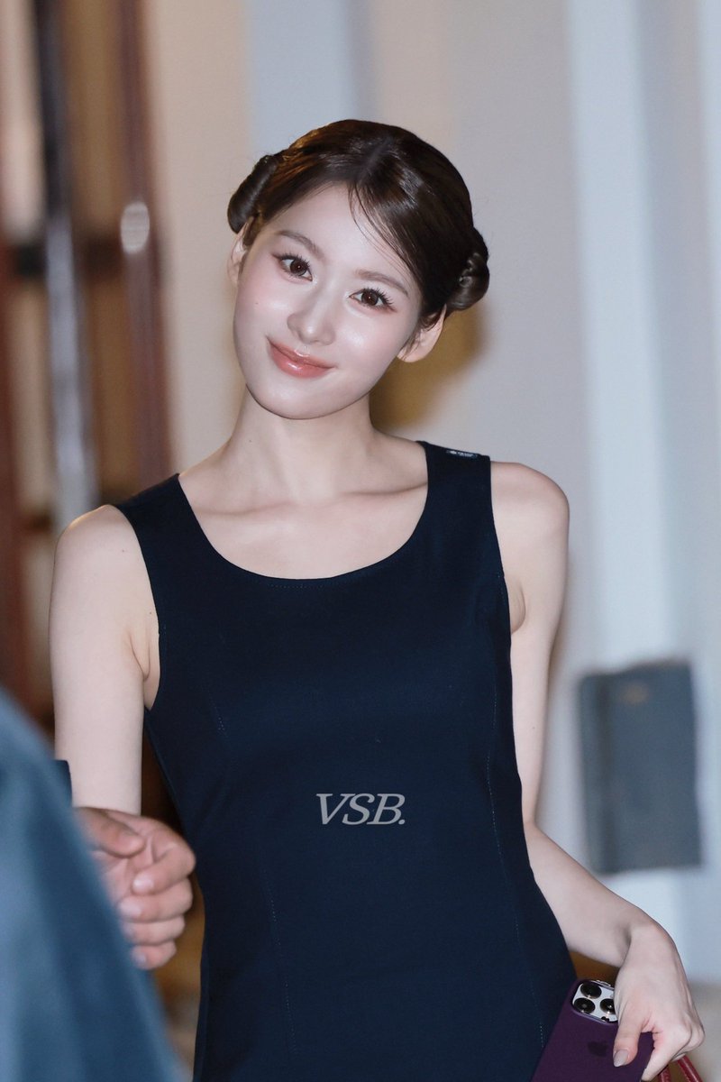 SANABESTGlRL's tweet photo. give that hairstylist a raise sana look stunning!! https://t.co/Ysra6vXTvH