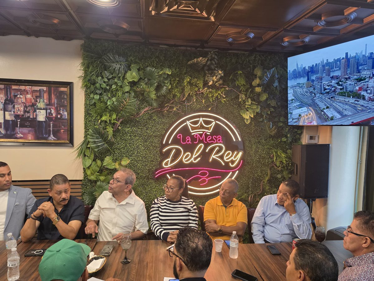jacquelinepegue's tweet photo. Trabajo continuo en NY. La Comisión Política define la ruta de encuentros, conversatorios y actividades del presidente Leonel Fernández con nuestra diáspora.

#LeonelEnUSA #LeonelEnMiami #FuerzaDelPueblo @FPcomunica @LeonelFernandez https://t.co/Bv6CoNOpaL