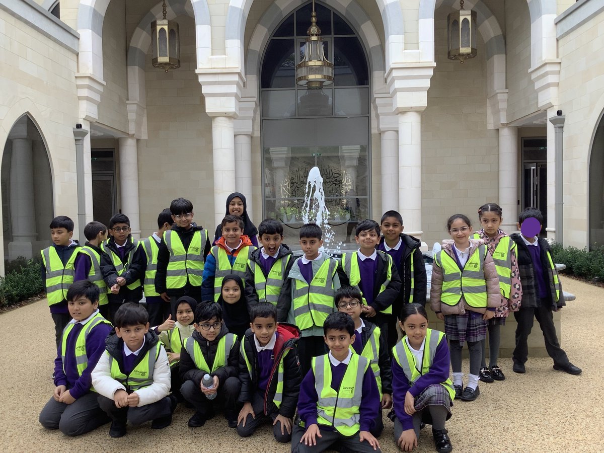 olive__preston's tweet photo. Year 4 had a fabulous time visiting the beautiful Mosque ‘Masjid E Vali’ in Blackburn. #PlacesOfWorship #ReligiousEducation #Respect #Ambition #BringingLearningToLife #WeAreSTAR https://t.co/dub4ZAjmXv