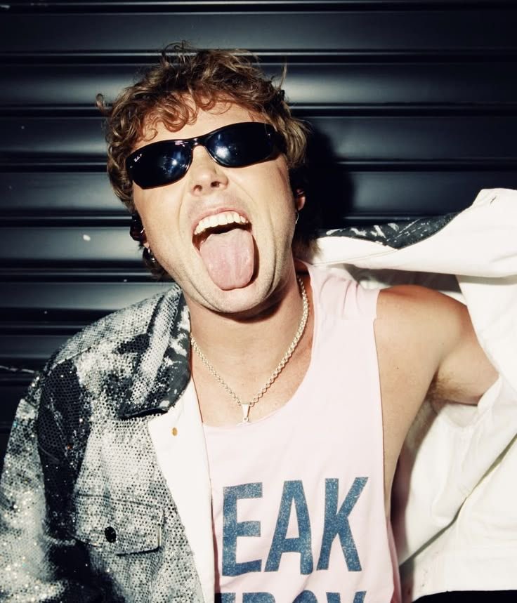 AROYALRP's tweet photo. ⠀⠀⠀⠀⠀ Ashton Irwin &amp; @drummerfloor 

idade: 36

Espécie: Bruxo

pronomes: Ele/dele

ocupação:  Baterista https://t.co/fegjXN6pCC