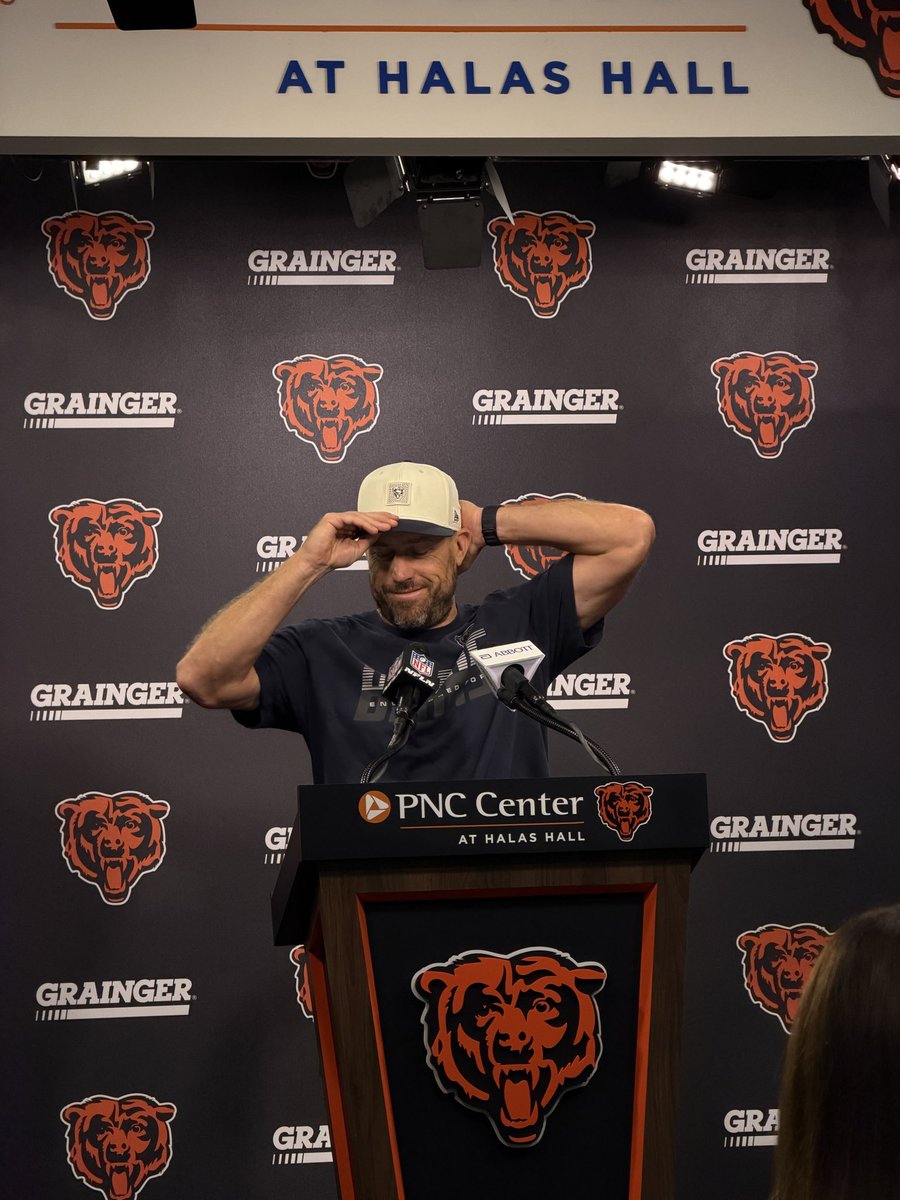 CassieCarlsonTV's tweet photo. Case Keenum walks up to the podium and goes, “This escalated quickly, huh?!” #Bears @fox32news https://t.co/fOqey66DSN