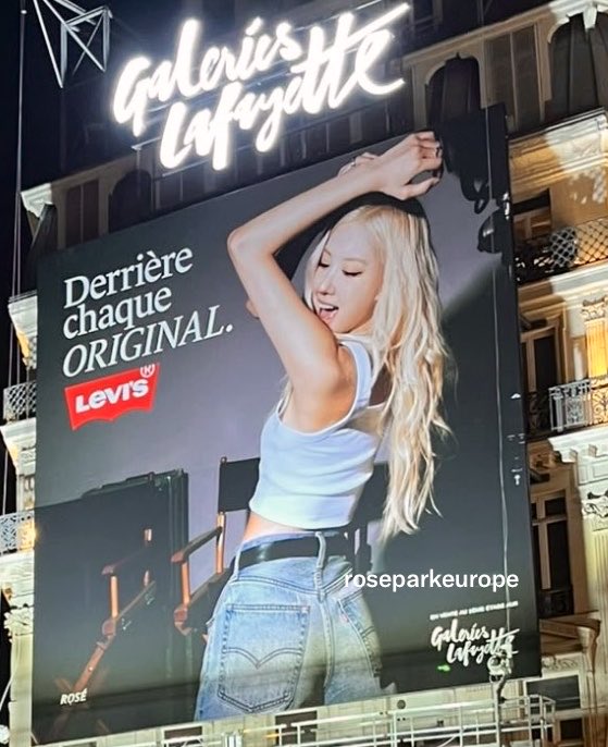 RoseparkEurope's tweet photo. [News]

Rosé x Levis add in Paris 9 ‘galeries Lafayette’ 

It’s one of the biggest store in Paris with lot of people coming everyday so seing this huge add in the main front store is amazing 🥺 

#ROSÉ #로제 @numberoneHQ https://t.co/bUIVVeHuXL