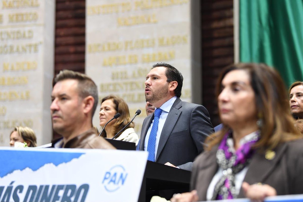 JorgeRoHe's tweet photo. Que un aumento de sueldo se note en el bolsillo, no en los impuestos.  💰

Hoy, desde la @Mx_Diputados los @diputadospan presentaron una iniciativa para que quienes ganen menos de 12 mil pesos al mes no paguen ISR. Es una de las 111 #SolucionesParaMéxico que impulsamos desde @AccionNacional para que a las familias les alcance más. 

#PatriaFamiliaYLibertad 🇲🇽 #QueTuDineroRindaMás