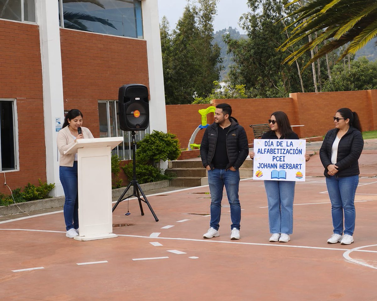 EducacionZ3_Ec's tweet photo. 📚 En el Día Internacional de la Alfabetización, estudiantes de las ofertas educativas para jóvenes, adultos y adultos mayores de la Zona 3 participaron en el #MomentoCívico y elaboraron murales para destacar el valor de la educación y el aprendizaje a lo largo de la vida. 💙 https://t.co/yoD8c02Bht