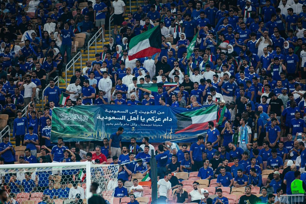 Hfc_c19's tweet photo. كل ازرق دائما عظيم ومختلف
انتهت المباراة لكن ارجوكم لا تنسون هذي اللقطة 

لقطة الييييييييييييوم
شكرا من القلب للشعب الكويتي العظيم 💙 https://t.co/XNPAY2JzGn