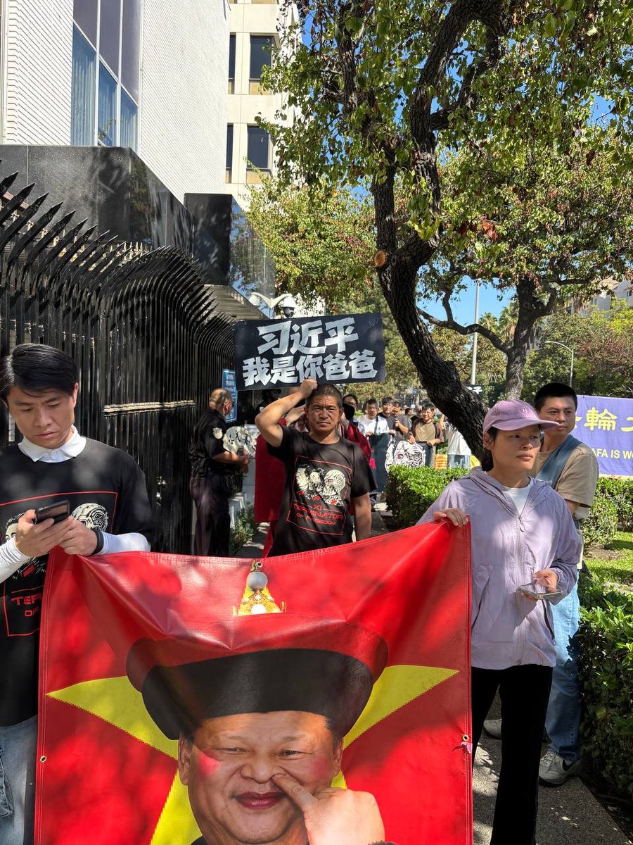 sam51824016070's tweet photo. 9月22日，洛杉矶中共领事馆主楼和办证大厅前，抗议习近平窜访美国与华盛顿DC同步。

抗议中国人高喊口号：

“习近平我是你爸爸”
“我们都是反党分子”
“习近平滚回去”

视频来自中国民主党全委会。 https://t.co/UxvZ41YKLx