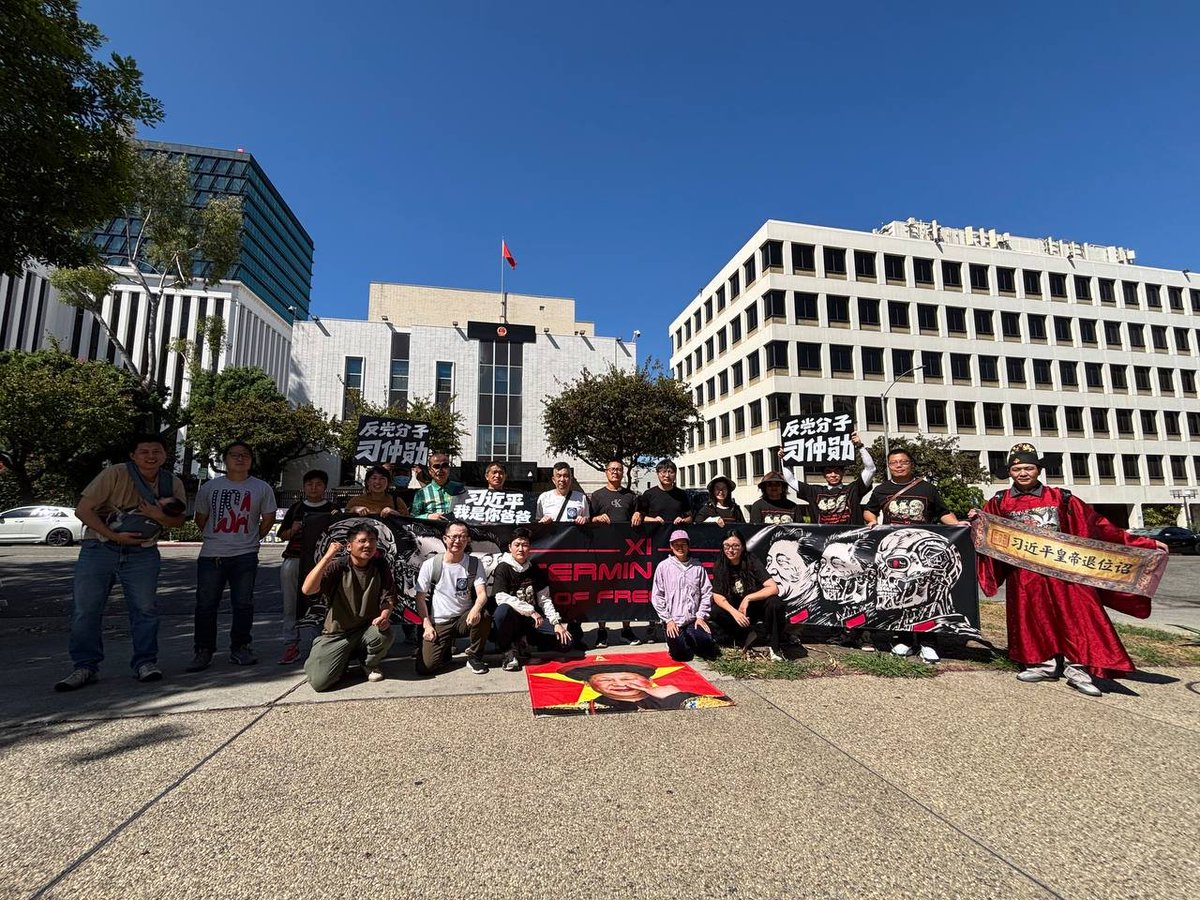 sam51824016070's tweet photo. 9月22日，洛杉矶中共领事馆主楼和办证大厅前，抗议习近平窜访美国与华盛顿DC同步。

抗议中国人高喊口号：

“习近平我是你爸爸”
“我们都是反党分子”
“习近平滚回去”

视频来自中国民主党全委会。 https://t.co/UxvZ41YKLx