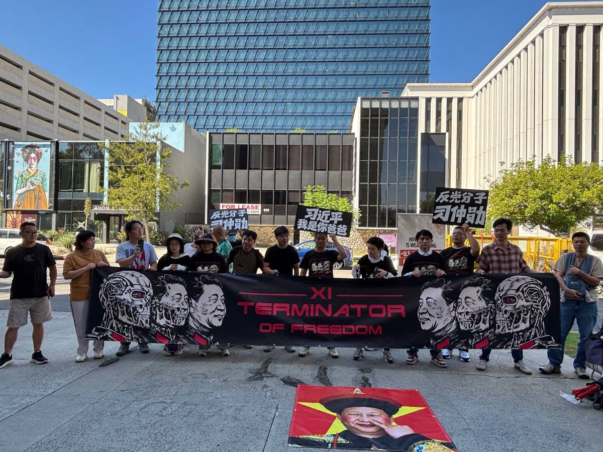 sam51824016070's tweet photo. 9月22日，洛杉矶中共领事馆主楼和办证大厅前，抗议习近平窜访美国与华盛顿DC同步。

抗议中国人高喊口号：

“习近平我是你爸爸”
“我们都是反党分子”
“习近平滚回去”

视频来自中国民主党全委会。 https://t.co/UxvZ41YKLx