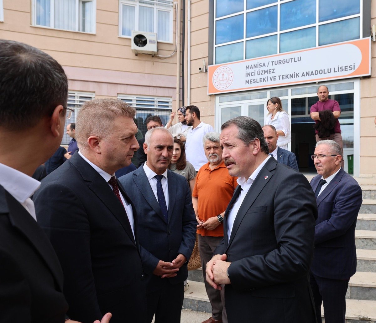 EgitimBirSen's tweet photo. GENEL BAŞKANIMIZ ALİ YALÇIN, MANİSA TURGUTLU’DA SALDIRI MAĞDURU ÖĞRETMEN VE YARALI ÖĞRENCİLERİ ZİYARET ETTİ

Genel Başkanımız Ali Yalçın, Manisa’nın Turgutlu ilçesinde İnci Üzmez Mesleki ve Teknik Anadolu Lisesi yakınında meydana gelen silahlı saldırının ardından ilçeye giderek okulda incelemelerde bulundu; eğitim çalışanları ve yaralanan öğrencilerin aileleriyle bir araya geldi. Yalçın, temasları kapsamında Manisa Valisi Vahdettin Özkan ve İl Milli Eğitim Müdürü Mehmet Uğurelli ile görüşerek istişarelerde bulundu. 

Genel Başkanımız Ali Yalçın, Manisa’daki programı kapsamında ilk olarak İnci Üzmez Mesleki ve Teknik Anadolu Lisesi’ni ziyaret etti. 

Genel Başkan Yardımcımız Mesut Öner ve Manisa 1 Nolu Şube Başkanımız Ahmet Yasav’ın da eşlik ettiği ziyarette, öğretmenler ve okul yöneticileriyle bir araya gelen Genel Başkanımız, eğitim çalışanlarına “geçmiş olsun” dileklerini iletti; Turgutlu İlçe Milli Eğitim Şube Müdürleri ve okul müdürüyle görüşerek olay hakkında bilgi aldı.

Okul ziyaretinin ardından Manisa Şehir Hastanesi, Manisa Celal Bayar Üniversitesi Hafsa Sultan Hastanesi ve Turgutlu Devlet Hastanesi’ne geçen Genel Başkanımız Ali Yalçın, saldırıda yaralanan öğrencilerin sağlık durumları ve tedavi süreçleri hakkında hastane başhekimleri ve yetkililerden bilgi aldı. Yalçın, yaralı öğrencilerin aileleriyle de görüşerek “geçmiş olsun” dileklerini iletti. 

Turgutlu Devlet Hastanesi’nde Manisa Valisi Vahdettin Özkan ile de bir görüşme gerçekleştiren Genel Başkanımız Ali Yalçın, olay ve sonrasındaki süreç hakkında istişarelerde bulundu.

Manisa’daki temasları kapsamında İl Milli Eğitim Müdürü Mehmet Uğurelli ve Eğitim-Bir-Sen Manisa teşkilatıyla da bir araya gelen Genel Başkanımız, Memur-Sen ve Eğitim-Bir-Sen olarak eğitim çalışanlarının ve kamu görevlilerinin yanında durmayı, sürecin takipçisi olmayı ve gerekli katkıyı sunmayı sürdüreceklerini vurguladı.

https://t.co/igKEzGHolv

#Manisa