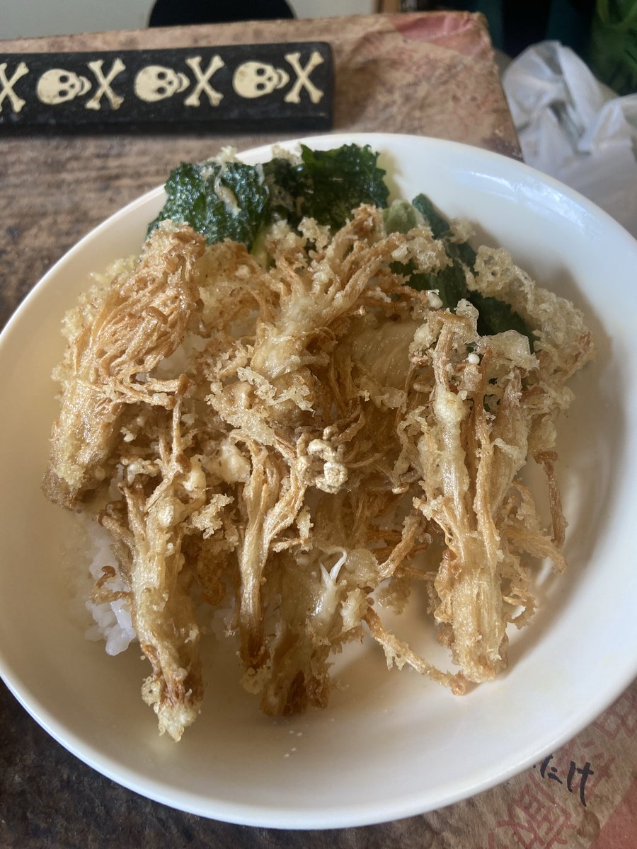 Ysuke1014's tweet photo. 昨日のご飯
朝→無し
昼→野菜天丼
夜→野菜天丼 https://t.co/zDXPNti9nK