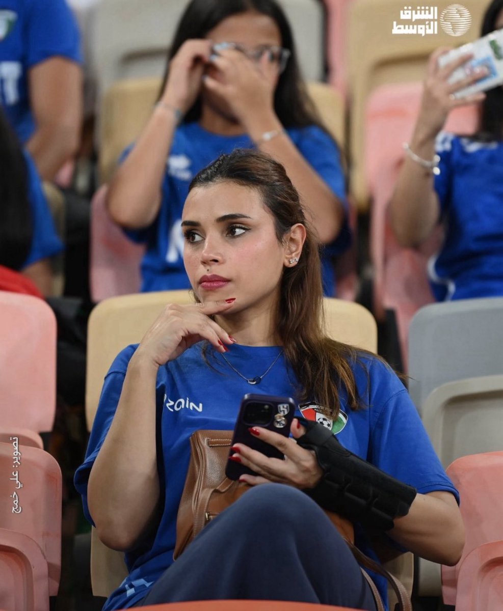 1434_dream's tweet photo. يازين الشعار اللي على كفر الجوال 💙💙💙

قلت لكم ٨٠٪ من جمهور الكويت يعشق الهلال 💙🤍 https://t.co/V1ZFa9E0LS