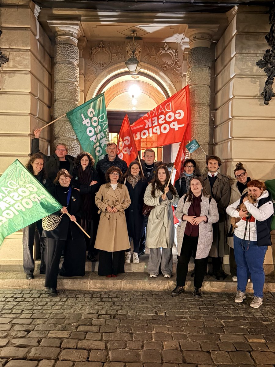 dgpopiolek's tweet photo. Wiesz, że to ma sens, gdy mimo późnej pory i pogody - oni czekają na Ciebie po ostatniej debacie ❤️ https://t.co/r6K8XpyTzc