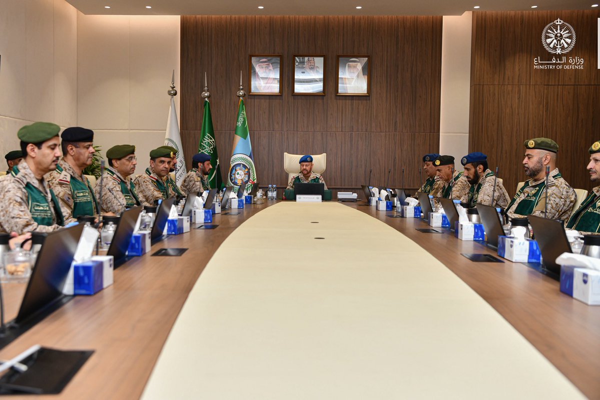 modgovksa's tweet photo. معالي رئيس هيئة الأركان العامة الفريق الأول الركن فياض الرويلي يعقد اتصالاً مرئياً مع قادة ومنسوبي القوات المسلحة، ويهنئهم بـ #اليوم_الوطني_السعودي، مشيداً بما يقدّمونه من تضحيات في الذود عن حياض الوطن وحماية مقدّراته. https://t.co/zDPjWUnM8b