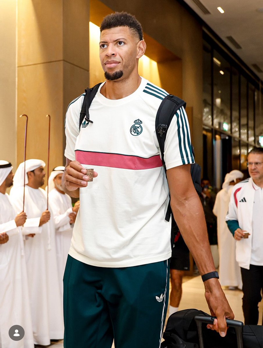 namekoisvnr's tweet photo. C’est Tavares un joueur de basket du Real y’a aucun montage j’suis mort smr https://t.co/V7OAmZnYR3