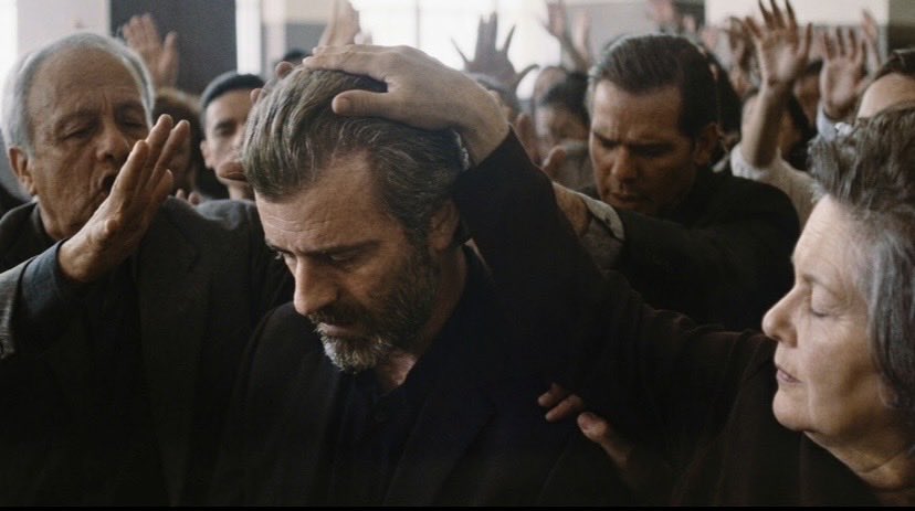 alicimmmmmm's tweet photo. Evli, iki çocuklu ve dindar bir adamın başka bir erkeğe aşık olmasının ardından ailesiyle kilisenin onu “iyileştirmeye” çalıştığı o boğucu çember… 
Tremors (2019), sarsıcı bir gay film. https://t.co/EJftBMTYD3