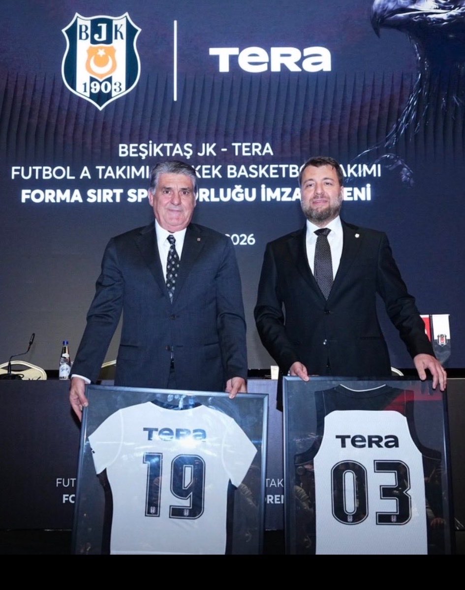 AtiiGS's tweet photo. Yaklaşık 450 bin yatırımcıyı etkileyen, “Ponzi” benzeri yapılanmayla devasa bir fon ve borsa skandalı nedeniyle yargılanan Tera hakkında Beşiktaş Başkanı Serdal Adalı, “sponsorluk devam edecek” diyor.

Şimdi aynı açıklamayı Dursun Özbek’in yaptığını düşünün

Haber kanalları , sosyal medya, spor programları günlerce bunu konuşur; “Galatasaray–Tera skandalı” manşetleri atılırdı.

Ama konu Beşiktaş olunca nedense herkesin sesi gtüne kaçıyo.