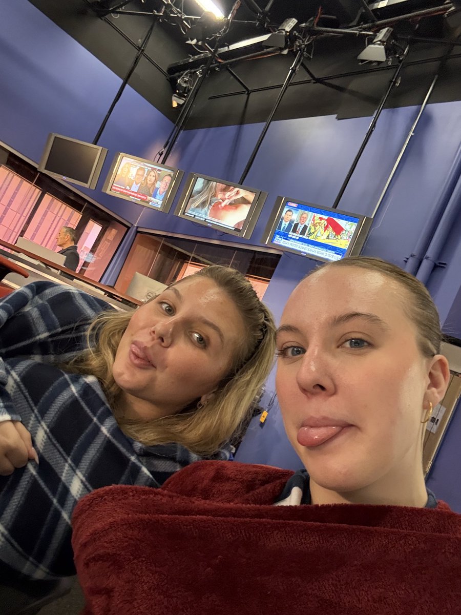 sannesreports's tweet photo. Shoutout to @sportscronkite for always having blankets on deck!!! With @KinlaghsKorner https://t.co/IJeKVg8qdV