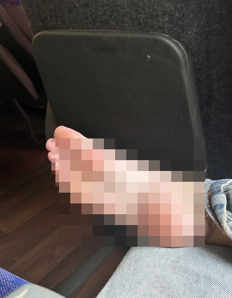 complettto's tweet photo. queria tanto mandar essa foto do pézinho sem censura pra alguém…. quem pagaria por ela? #pezinho #pes #pe #podolatria #feetcontent #feet #packpé https://t.co/PcwEcPGOAn