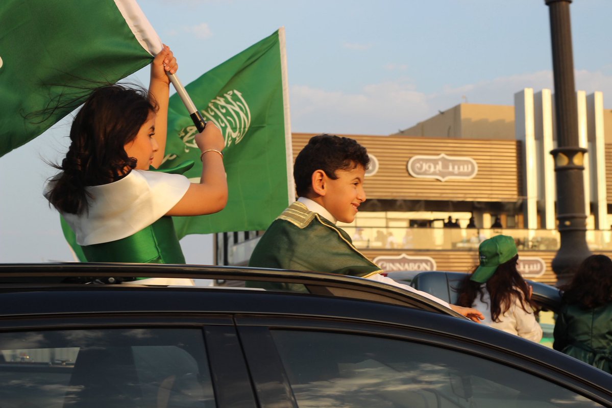 Shadi_Badawood's tweet photo. عشنا تفاصيل الفرح اليوم في #نجران .. عائلات مطمئنة، وصغار يلوّحون براية الوطن، وبهجة تجمع القلوب على محبته.
اللهم أدم علينا الأمن والأمان، واحفظ وطننا وقيادتنا وأهلنا.
#اليوم_الوطني_السعودي https://t.co/7mNTZqinTW