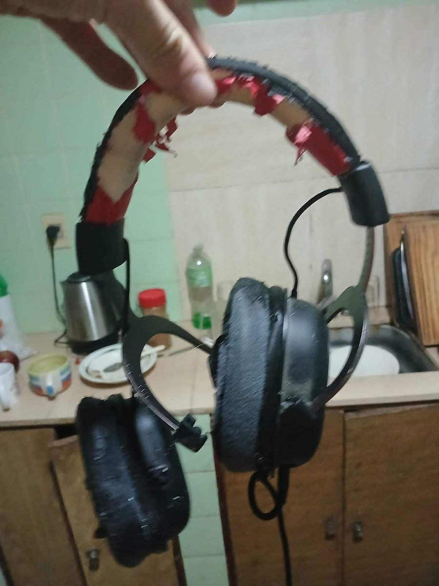 DevoxPosting's tweet photo. Alguien sabe tecnicas para soportar la frustracion? 
Si, tengo trastorno limite de la personalidad deprecion recurrente y ansiedad generalisadad y social, pero aveces pienso que no solo se necesita horas de juego ni practica para ser bueno yo siento que me estanque siento que no puedo aprender mas y llegue a mi limite y soy un muy mal jugador por mas horas dedicadas sere siempre el mismo, me gustaria ser mejor pero practicamente imposible asi que solo queda en enfretar la cruda realidad soy malo para juegos que me gustan, 26 años jugando shooters y soy malisimo, yo no puedo mas me e lastimado y roto cosas por que siento que no avanso mas de lo que puedo, que otra cosa puedo hacer para mejorar?, yo no juego por divercion juego por deporte. Ya tengo horas de juego pero quiero mejorar y creo que no voy a poder solo jugando mas