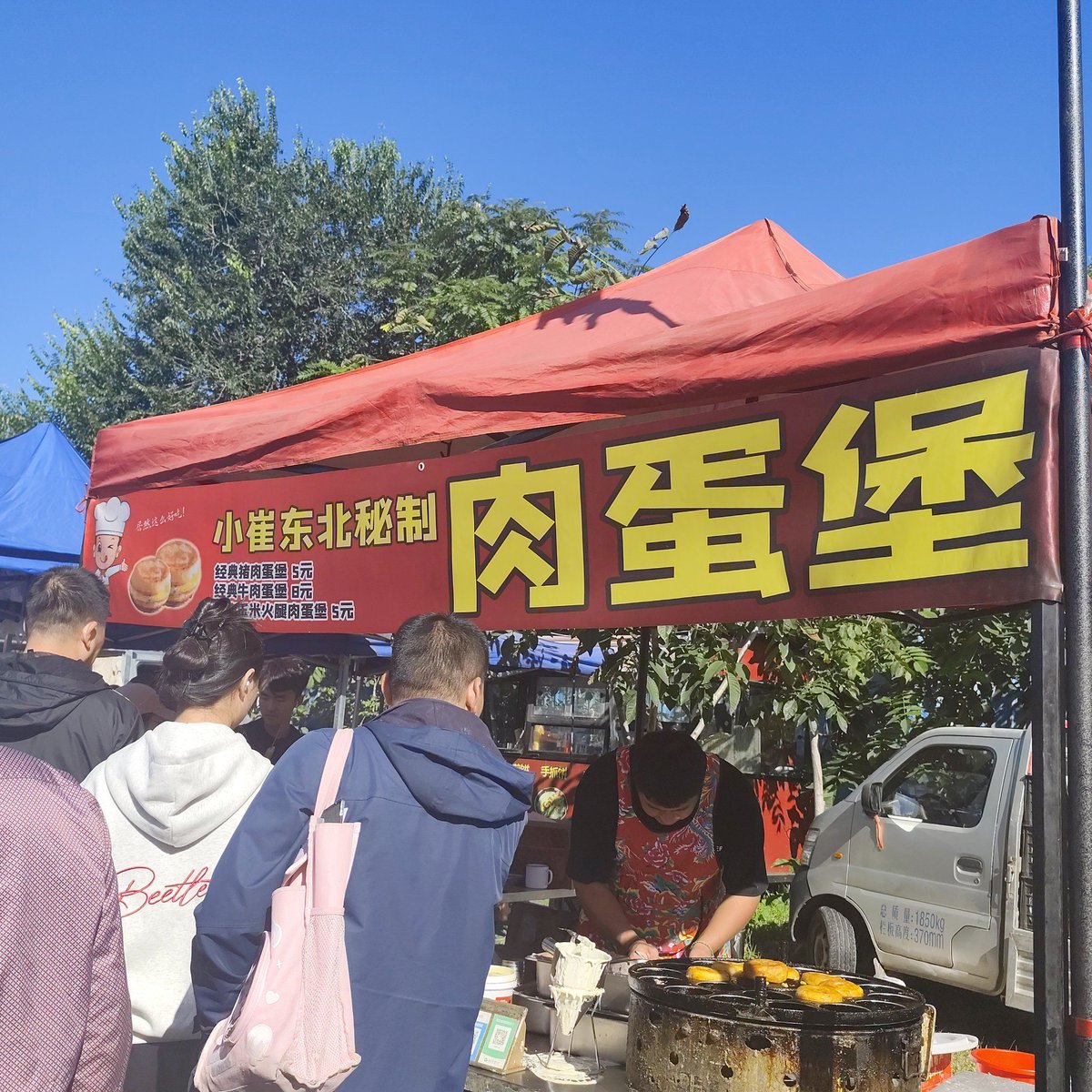 MaiaHartwepuz's tweet photo. Craving warm crispy street food Just grabbed a hot freshly fried savory Taiwanese sausage on a stick!  Perfect street vibe hit.， https://t.co/DvW4ndWM4d