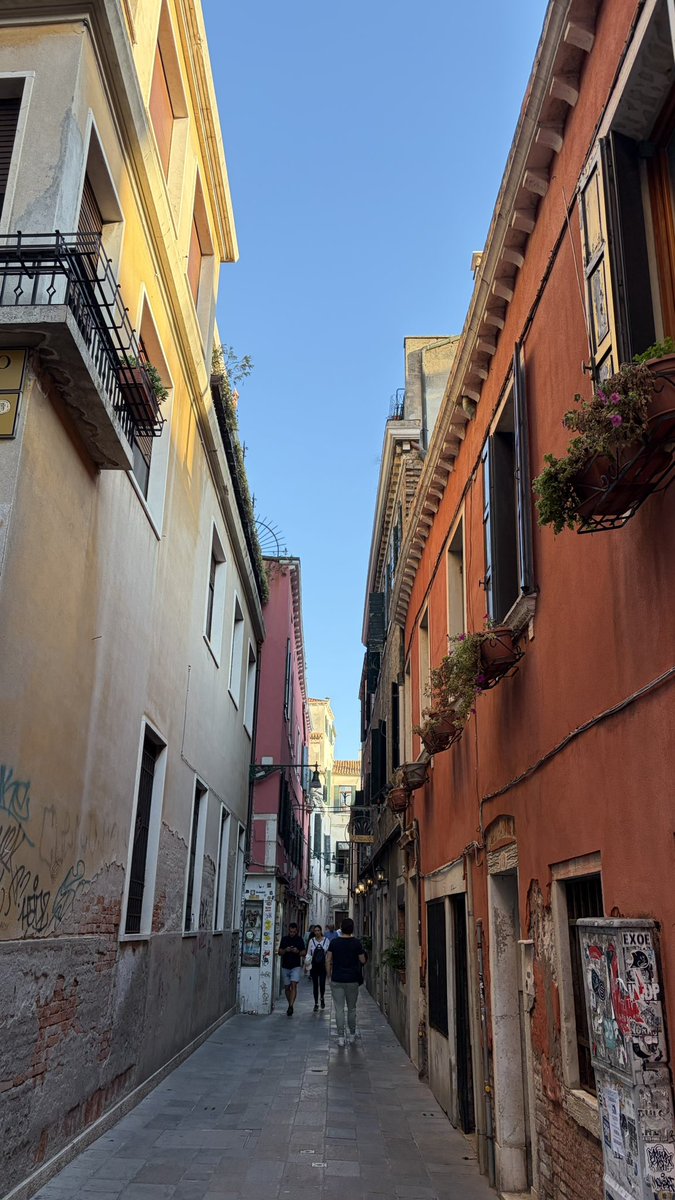 KickdownNak's tweet photo. ヴェネツィア到着🇮🇹
水の都と呼ばれる歴史ある街。人気の観光スポットであるため日本人も多い。 https://t.co/DypSQ0YpdI