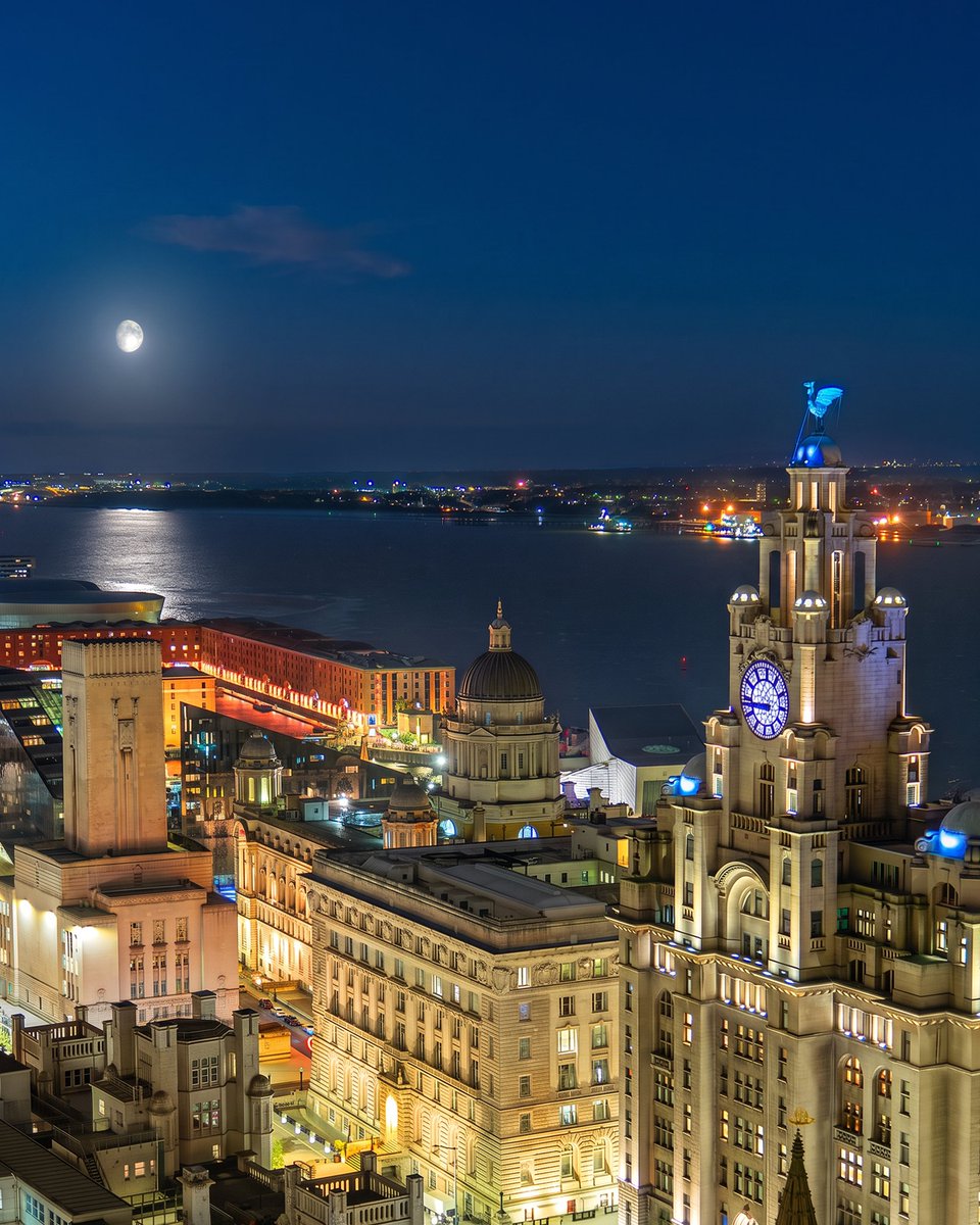 LiverpoolVista's tweet photo. Moonlight over Liverpool and the Mersey. Goodnight folks. https://t.co/ixS500K9Nh