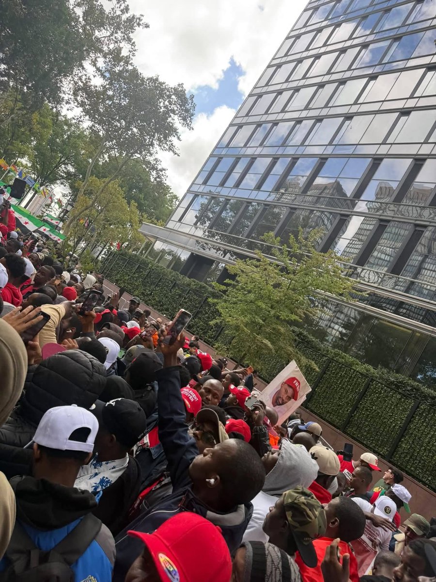 JeSuisSonAmi's tweet photo. Le Putschiste Mamadi Doumbouya bloqué dans son hôtel par des milliers de jeunes guinéens.

Aucune balle réelle!

Aucun mort!

 Quand  il na pas ses forces spéciales pour tuer sa population, il se fait tout petit.

Voilà !

Merci aux jeunes guinéens des USA 🇺🇸 

Vive la democratie https://t.co/nPb6grG4zJ