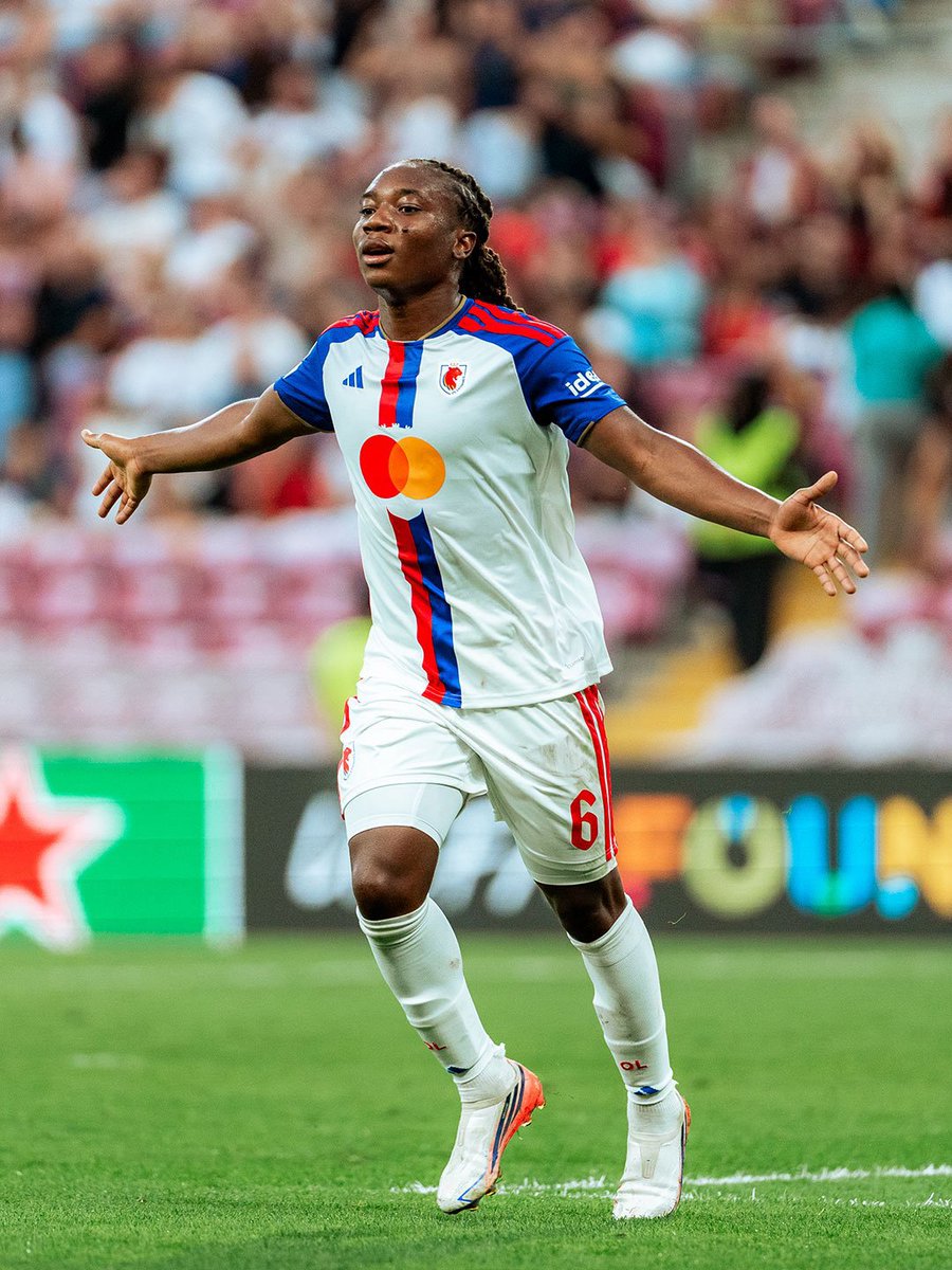 Actufoot_stats's tweet photo. 🚨🇫🇷 L'OL FÉMININ EST INARRÊTABLE EN EUROPE ! 🔥

La championne de France reste invaincue sur ses 24 derniers matchs en phase de groupes et phase de ligue :

✅ 19 victoires
🤝 5 nuls
❌ 0 défaite

Leur dernière défaite remonte au 19 octobre 2022, avec un lourd 1-5 à domicile face à Arsenal.

Et depuis ? 

▸ 12 victoires sur les 13 derniers matchs. 😳🔥