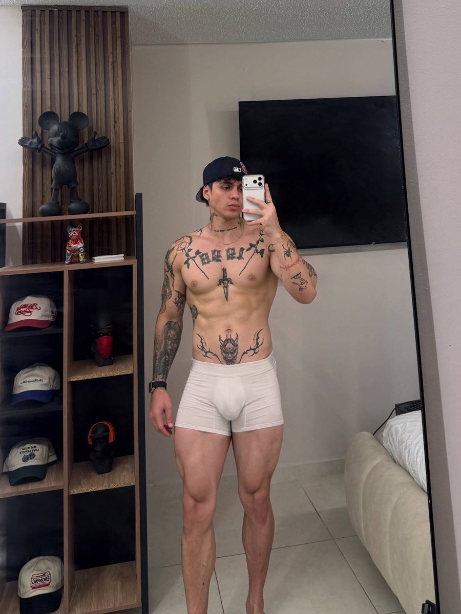 im_joseex's tweet photo. Left or right? https://t.co/GMtF3K5pIp