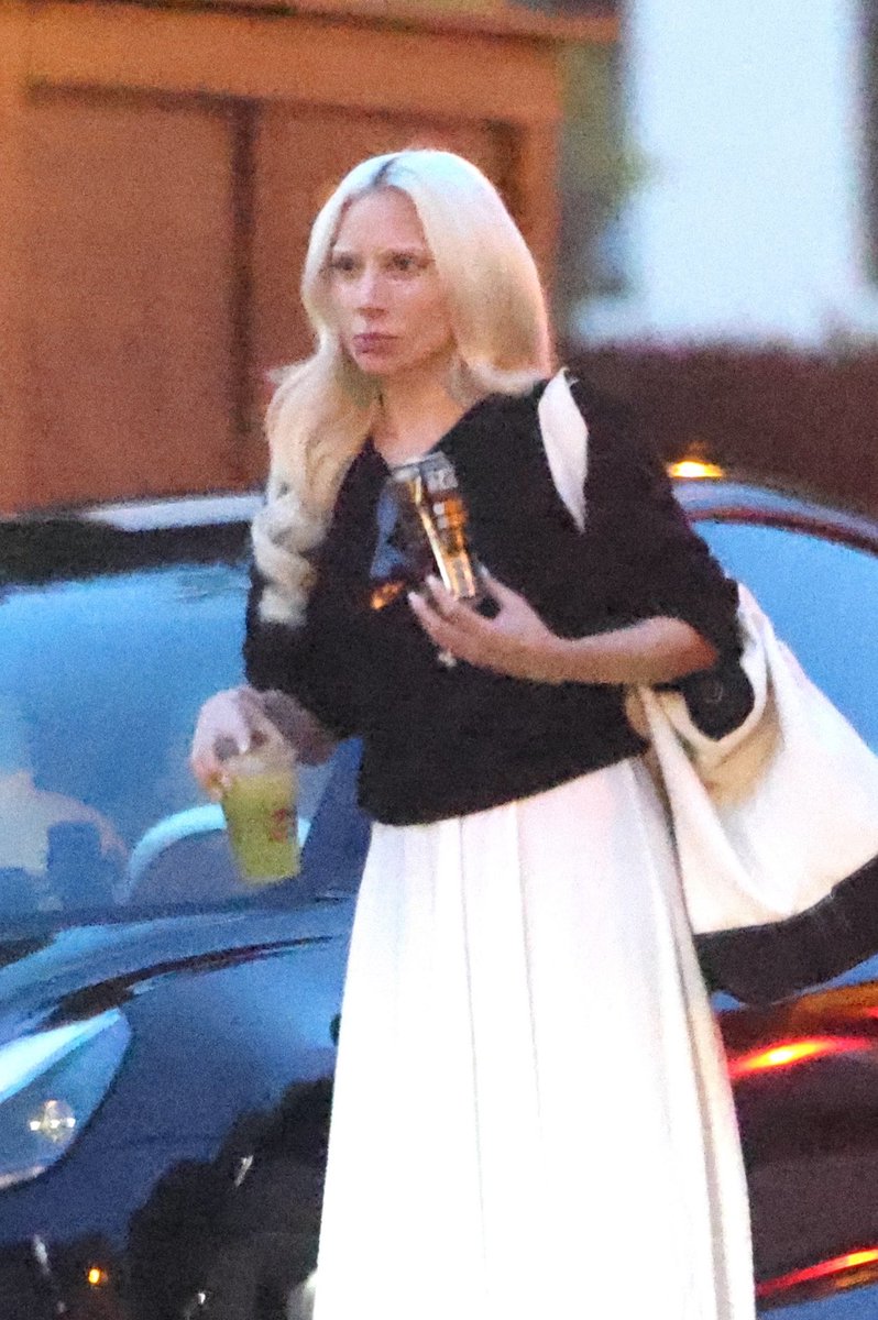 maryyjanedreams's tweet photo. she's "brb picking up my daughter from school" downnnnnn w this look it's such a gag https://t.co/M3V3WSLBW8