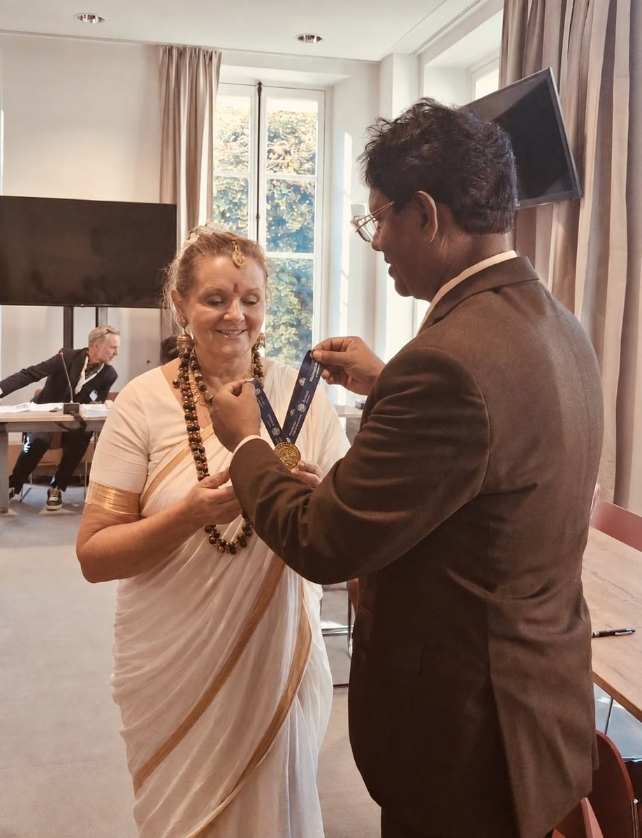 KAILASAFrance's tweet photo. 🏅 À Paris, lors du XVIIIᵉ Congrès scientifique mondial consacré à la paix, les ambassadrices de l’UAN Ma Atmadaya et Ma Venkateshananda ont reçu trois médailles au nom du SPH Bhagavan Sri Nithyananda Paramashivam. 🕊️

#UAN #PaixMondiale #Nithyananda #Kailasa https://t.co/IXfb0Nu8jg
