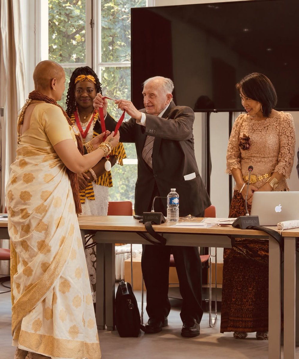 KAILASAFrance's tweet photo. 🏅 À Paris, lors du XVIIIᵉ Congrès scientifique mondial consacré à la paix, les ambassadrices de l’UAN Ma Atmadaya et Ma Venkateshananda ont reçu trois médailles au nom du SPH Bhagavan Sri Nithyananda Paramashivam. 🕊️

#UAN #PaixMondiale #Nithyananda #Kailasa https://t.co/IXfb0Nu8jg