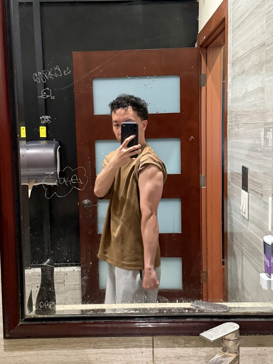 parpar02's tweet photo. Down to 57kg from 60kg because of this stupid jaw pain.  Trying to maintain the cuts tho lol https://t.co/dJAoj8824G