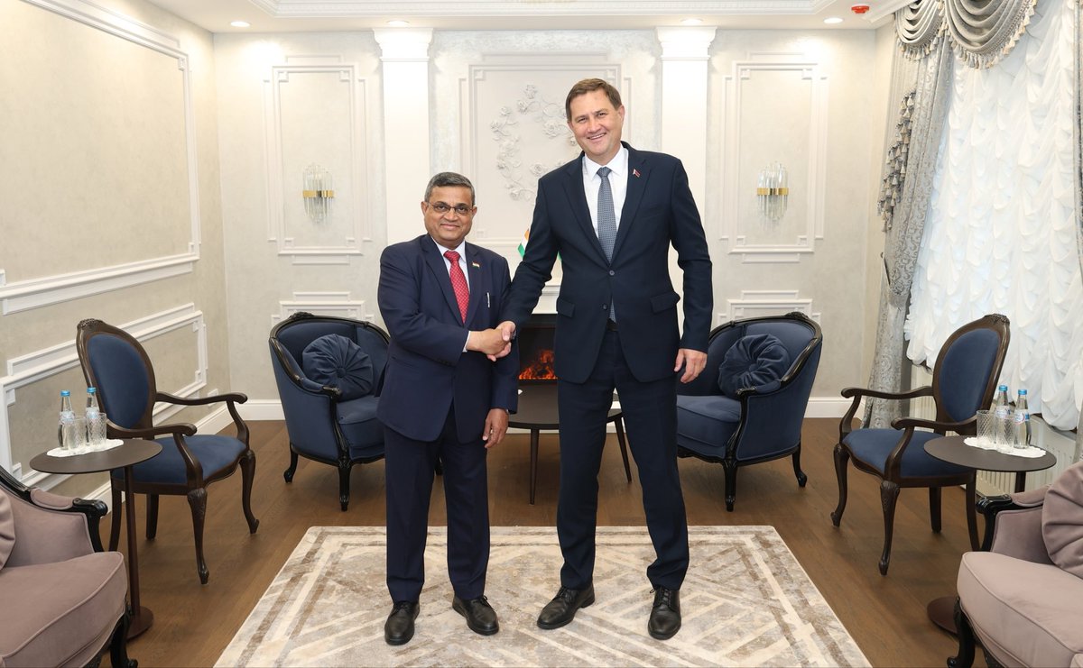 lagoitvis's tweet photo. @nuke_war_ Sometimes it seems to me that he was given the post of Foreign Minister solely so he could mogg the shorties from other countries. https://t.co/QXtfuIEwjz
