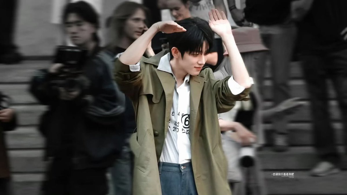Tuun201093's tweet photo. 🥕Thỏ Siwoo đáng yêu quá đi mất. 🐰 Mỗi ngày tập trung điều hành công ty thỏ của mình, 🍉 vừa kiếm được chút tiền là đi trang trí ổ thỏ và xe thỏ ngay. 🍀 Đến cả bộ lông thỏ cũng được em bé chăm chút thường xuyên nữa. 🎀 Tối đến là hí hửng đi khoe thành quả một ngày cho các fan thỏ của mình nghe. 🤎Nếu gặp thỏ hư thỏ xấu là em ấy mắng lại luôn đó. 
Quá là đáng yêu luôn ạ ✨

SIWOO MILAN FASHION WEEK SS27

#PARKSIWOOxMM6
#PARKSIWOOMFWSS27