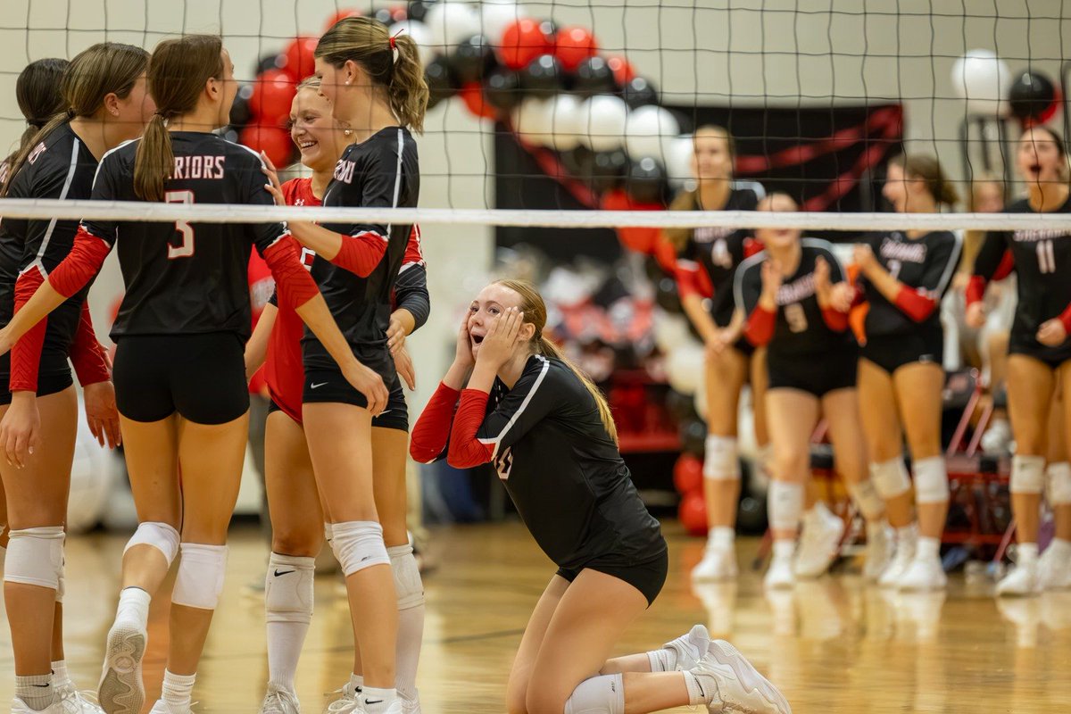 AaronKDesigns's tweet photo. Sherando JV + varsity vs. Liberty 🏐 Big plays and even bigger reactions!

Find game photos: https://t.co/hwW3xvi2TF → Purchase.

Coaches/team parents: message me about team photo sessions.

#SherandoVolleyball #AaronKDesigns https://t.co/rXh1kYpChE