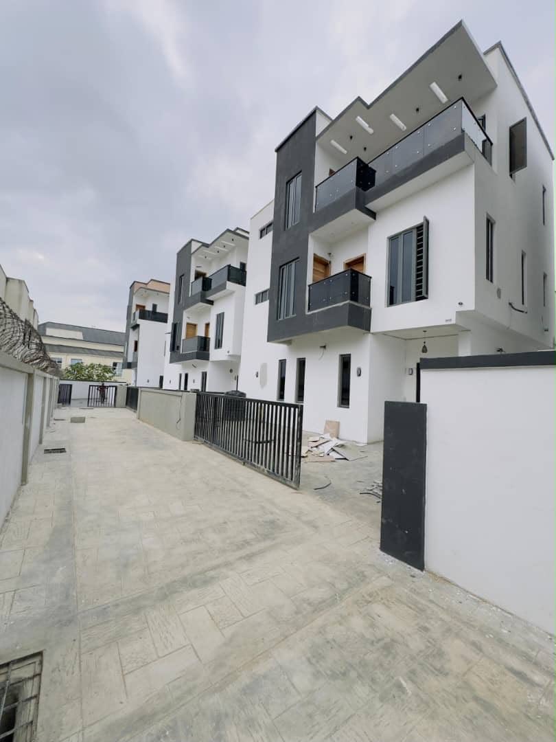 PraiseDynasty_'s tweet photo. NEWLY BUILT. 5 BEDROOMS. MAGODO PHASE 1. 👀
🏡 FOR SALE | MAGODO PHASE 1
💰 ₦450M ASKING
Detached 5-bedroom duplex + BQ, featuring fitted kitchen, spacious living areas, all ensuite rooms, balcony Title: C of O | Building Approval | Survey
#praisedynasty_
#magodophase1
#realtors https://t.co/NC6fpOoywo