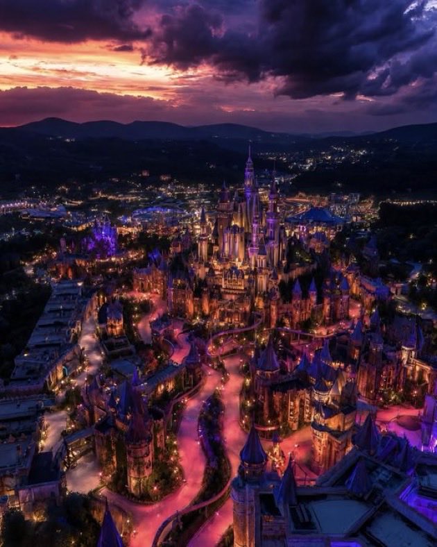 Indie5051's tweet photo. Rumania estaría construyendo un parque temático inspirado en Drácula, con una inversión estimada de 1,000 millones de dólares.
[Vía: DraculaLand] https://t.co/LoVyjg8PdE