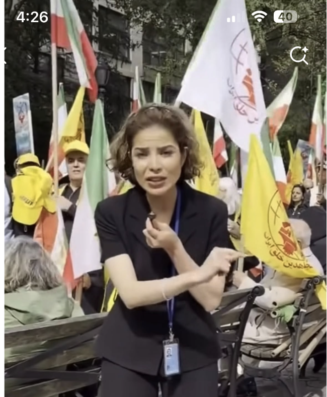 Maj_mohammadi's tweet photo. دو خبرنگار IranIntl، مریم رحمتی و مرضیه حسینی، در گردهماییهای ایرانیان در نیویورک جمع بزرگ پادشاهی خواهان را نادیده می گیرند و چپها و مجاهدین خلق را پوشش می دهند. هر دو گرایش چپ و دمکرات دارند. خبرنگار هر دو را گزارش می کند چنانکه هستند. این دو دارند مسیر نفیسه را پیش می روند. https://t.co/9QWw9jvfD2